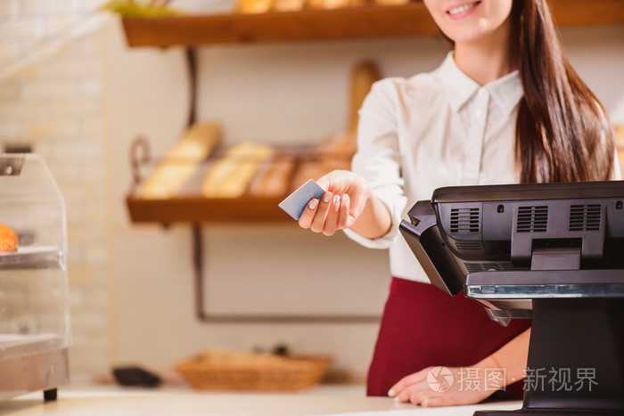 漂亮年轻的女售货员在一家面包店