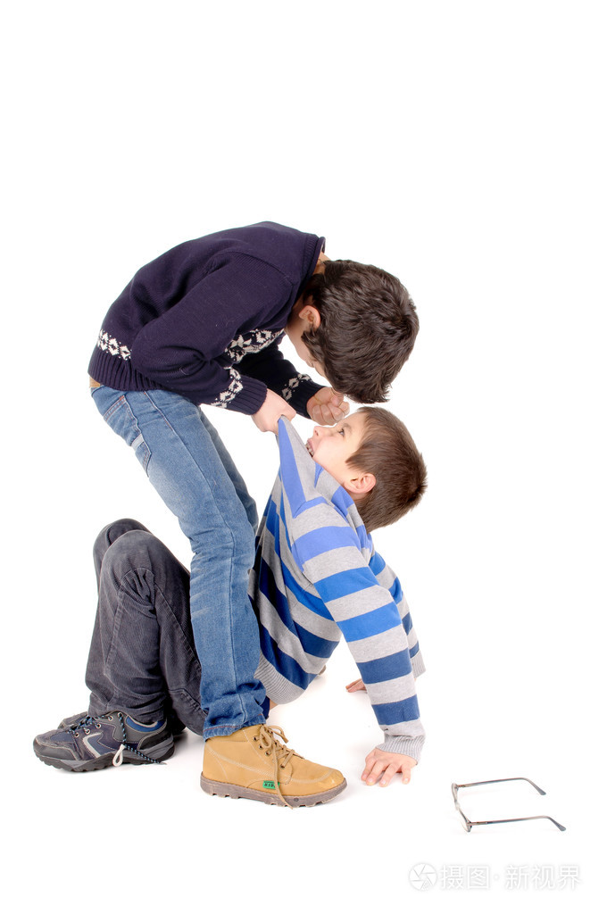 小男孩欺负同学