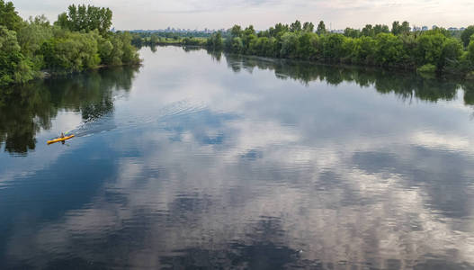 鸟瞰基辅城市景观, 第聂伯河和德涅斯特河河, 绿色岛屿从上面, 基辅市天际线和自然公园在春天, 乌克兰