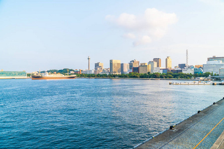 美丽的外部建筑和建筑与海洋塔在横滨城市天际日本