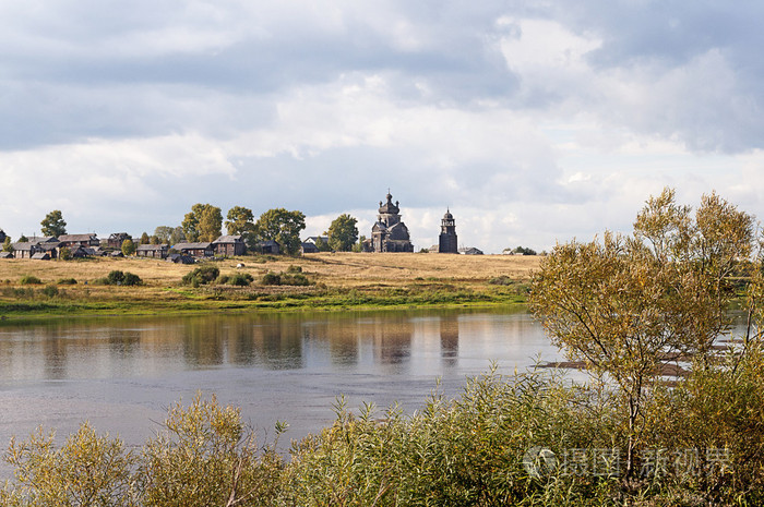 北俄罗斯村庄在河上