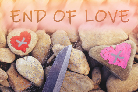 爱的终结和两个人分手和离婚的象征爱情的结束照片