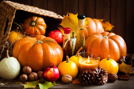 收获季节 广告 秋天的概念   封闭的南瓜和木制的桌子在家里上的叶子