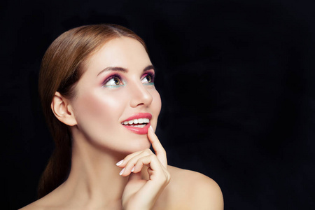 在黑色背景的年轻妇女美丽的年轻性感女人看着镜头的肖像.