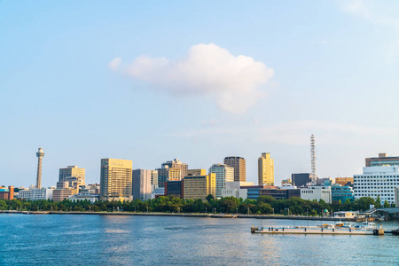 美丽的外部建筑和建筑与海洋塔在横滨城市天际日本