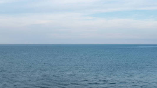 美丽蓝天背景的海洋或海洋意象