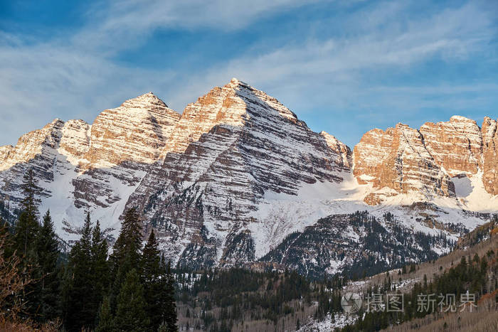 白雪覆盖的栗色钟声山脉, 科罗拉多州落基山脉, 美国的风景