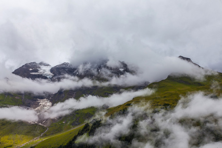 高山冰川和云层在高山的顶峰