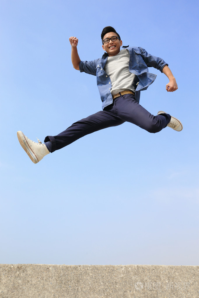 快乐的人跑步和跳跃