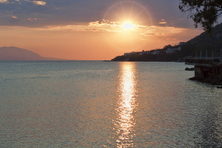 夕阳在科林斯湾的爱奥尼亚海。从希腊路特奇的海滨看