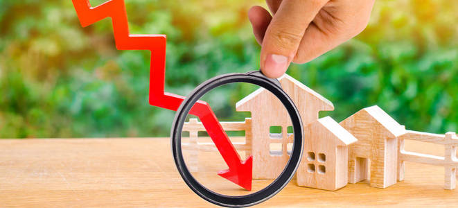 减少购买住房的需求.能效低, 公用事业价格低廉.向下箭头照片