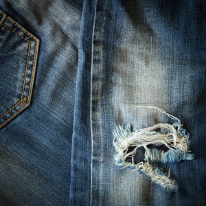 蓝色牛仔裤旧撕裂的时尚设计