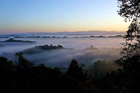 Mrauk U 是缅甸考古北部的重要城镇。从1430年直到 1785, 它是 Mrauk U 王国的资本, 最重要和强有力的开的