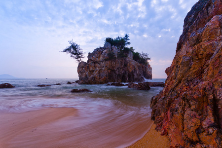 岩石 海滩和日落