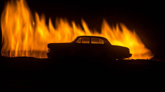 老老式汽车的剪影在黑暗的雾色调背景与发光灯在低光。选择性聚焦