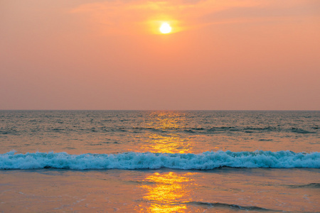 海中的橙色落日