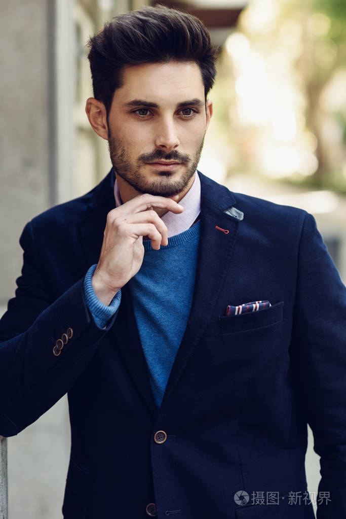 穿着英国高雅西装的街上有魅力的男人.