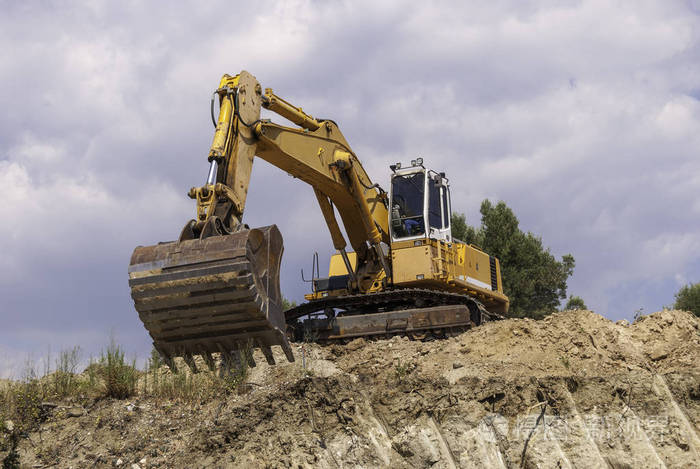 建筑工地的挖掘机正在准备装载土壤
