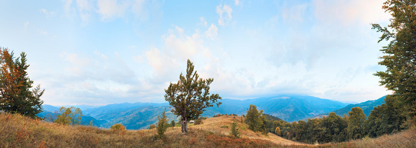 早晨秋山全景