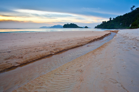 热带海滩和日落