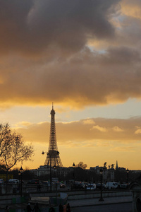 日落在巴黎, 法国