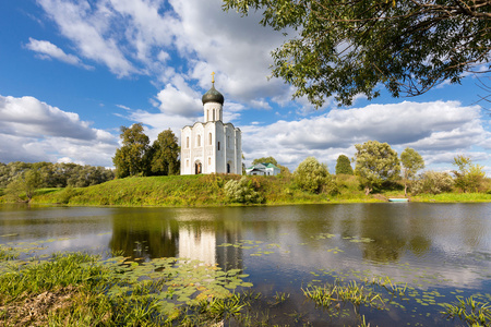 教堂的圣母老练河上代祷。俄罗斯