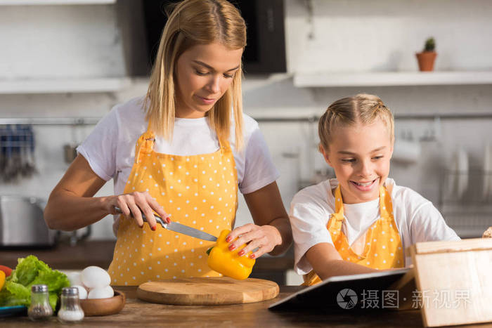 美丽快乐的母亲和女儿一起在厨房做饭