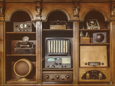 在木柜里, 雪巴色的形象是旧收音机的