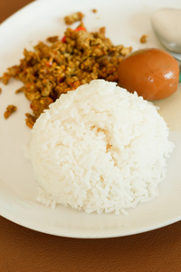 泰国菜，油炸猪肉辛辣与黄咖喱和 Kha 厘米