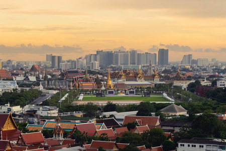 玉佛寺, 玉佛寺, 卧佛寺, 打靶场和摩天大楼建筑。城市日落, 曼谷, 泰国