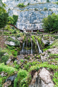 圣轩洞穴和瀑布以上的 Thunersee, Sundlauenen 在瑞士