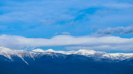 高山雪山, 美丽的自然冬日背景。山顶上的冰, 蓝天的背景。高山风景