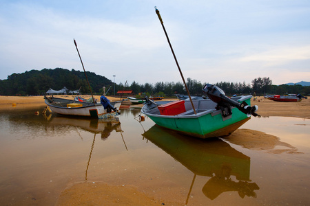 马来西亚捕鱼船日落