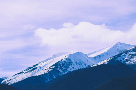 高山雪山, 美丽的自然冬日背景。山顶上的冰, 蓝天的背景。高山风景