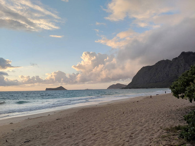 在夏威夷瓦胡岛的一个美好的日子里, 在怀马纳洛海滩上轻轻的波浪圈, 望着兔子岛和岩石岛。拍摄于2018年8月3日