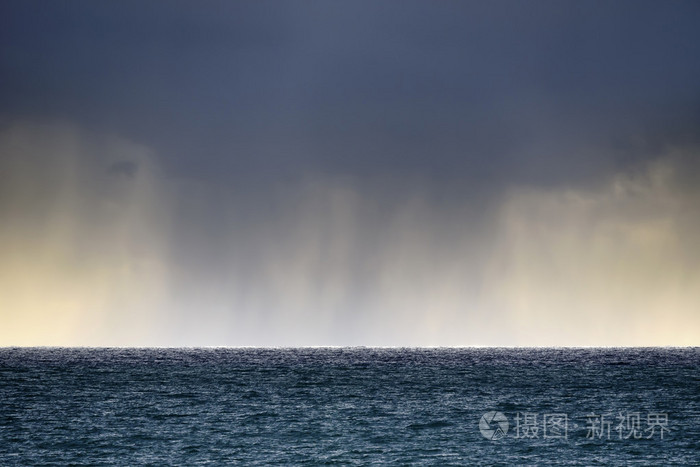 暴风雨前的乌云和雨