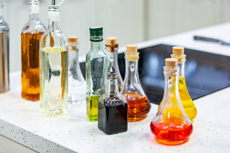 小瓶调味橄榄油和醋在厨房复制空间