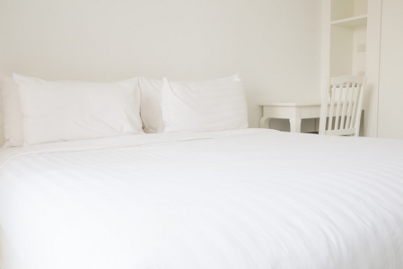 白色床单和枕头