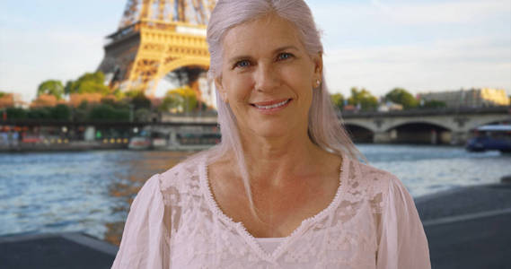 巴黎可爱退休的高级妇女的休闲肖像笑着镜头