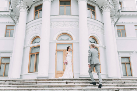 圣彼得堡时尚婚礼。俄罗斯婚礼在欧洲风格的城市。城堡与摄影拍摄的建筑曲线