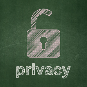 安全概念 打开挂锁和黑板背景上的隐私