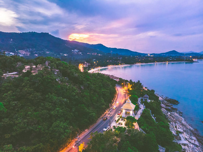 美丽的热带海滩和海与棕榈和其他树在苏梅岛岛泰国在日落时间度假和旅行鸟瞰