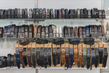 商店货架上的皮带照片