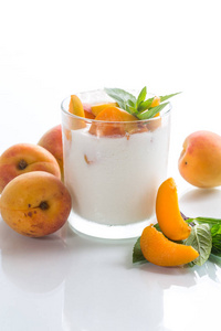在白色背景上的成熟杏自制酸奶