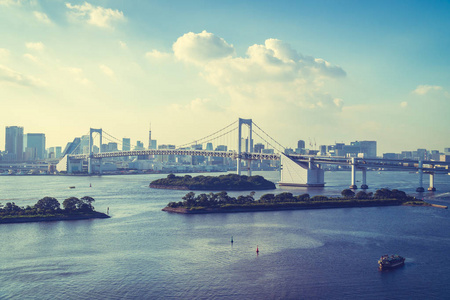 日本美丽的建筑景观与彩虹桥的东京城市