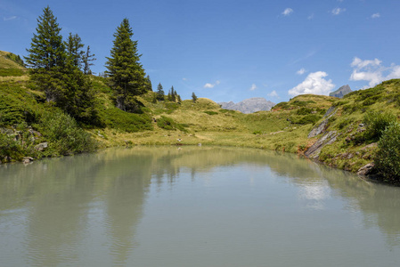 在英格堡在瑞士阿尔卑斯山的湖 Truebsee