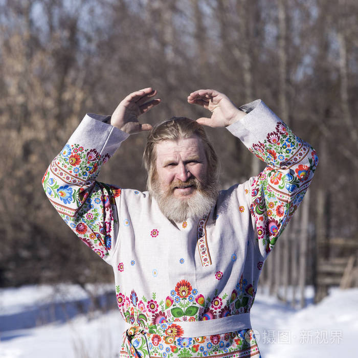 在地球上的春日, 穿着一件美丽的国家彩绘衬衫的斯拉夫男子照片-正版