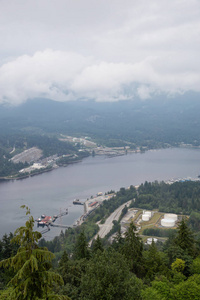 穆迪港工业用地鸟瞰图。取自伯纳比山, 温哥华, 不列颠哥伦比亚省, 加拿大
