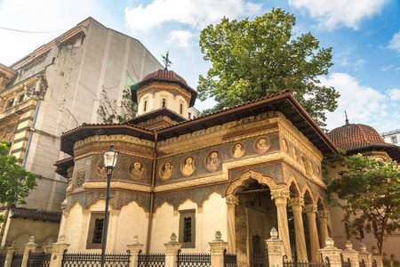 Stavropoleos 修道院 圣 Michael 和 Gabriel 教会在炎热的夏天在布加勒斯特，罗马尼亚