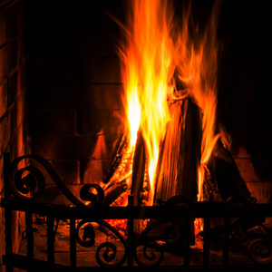 家庭火灾在砖砌的壁炉中燃烧